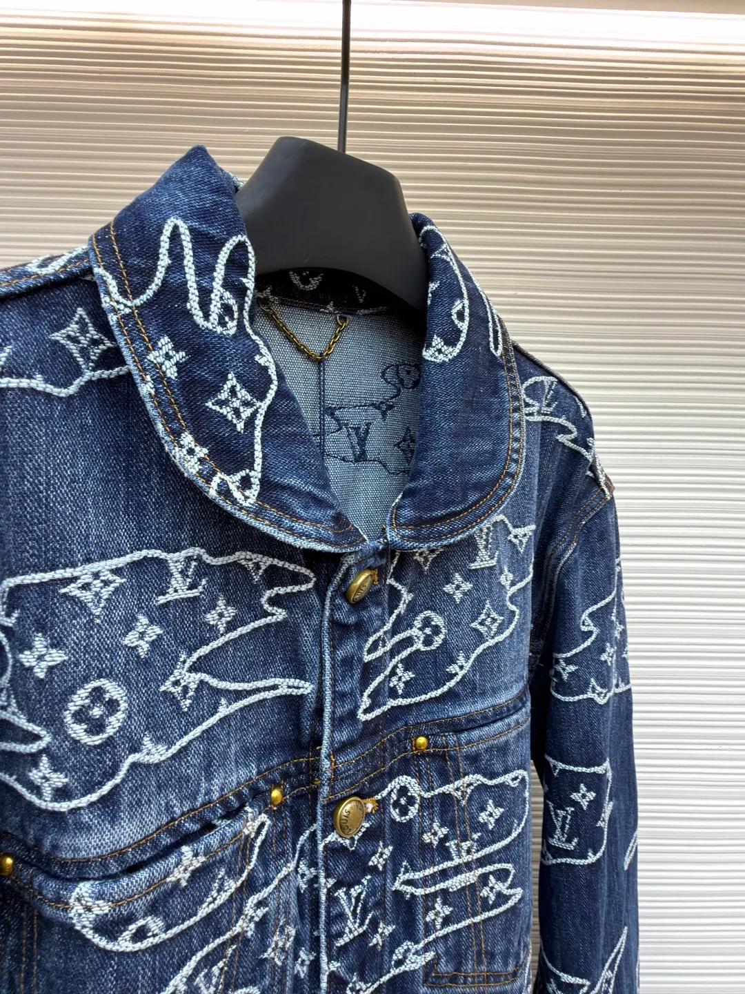 LOUIS VUITTON Cloud jacquard patchwork denim jacket ●Original version: purchased and developed in 19989 ●Item number: 1682135-B70 ●Fabric: denim fabric ●Technology: jacquard production ●Color: blue ●Version: fitted version ●Weight: about 1345 grams ●Size: 46-48-50-52 ●Description: Made of 100% indigo washed denim, the Monogram logo is woven into the moire pattern through jacquard technology, giving it a retro and aged texture. The trousers are made of multiple pieces of fabric using hand-stitching techniques, and the edges of the cloud-like shape are reinforced with pearlescent rivets. It not only retains the five-pocket structure of work jeans, but also embellishes the back waist details with a nubuck Mini Damier label. The front is closed with pearl-textured buttons and zippers, and the fully lined design improves wearing comfort. The whole piece is sewn in an Italian workshop, combining retro aesthetics with luxurious craftsmanship details. The overall wiring is straight and delicate, the fabric is comfortable and soft, and the color is consistent without color difference. It can be matched with the same style to create a fashionable look and control various occasions. Customized accessories, complete with three standards, same style for men and women!